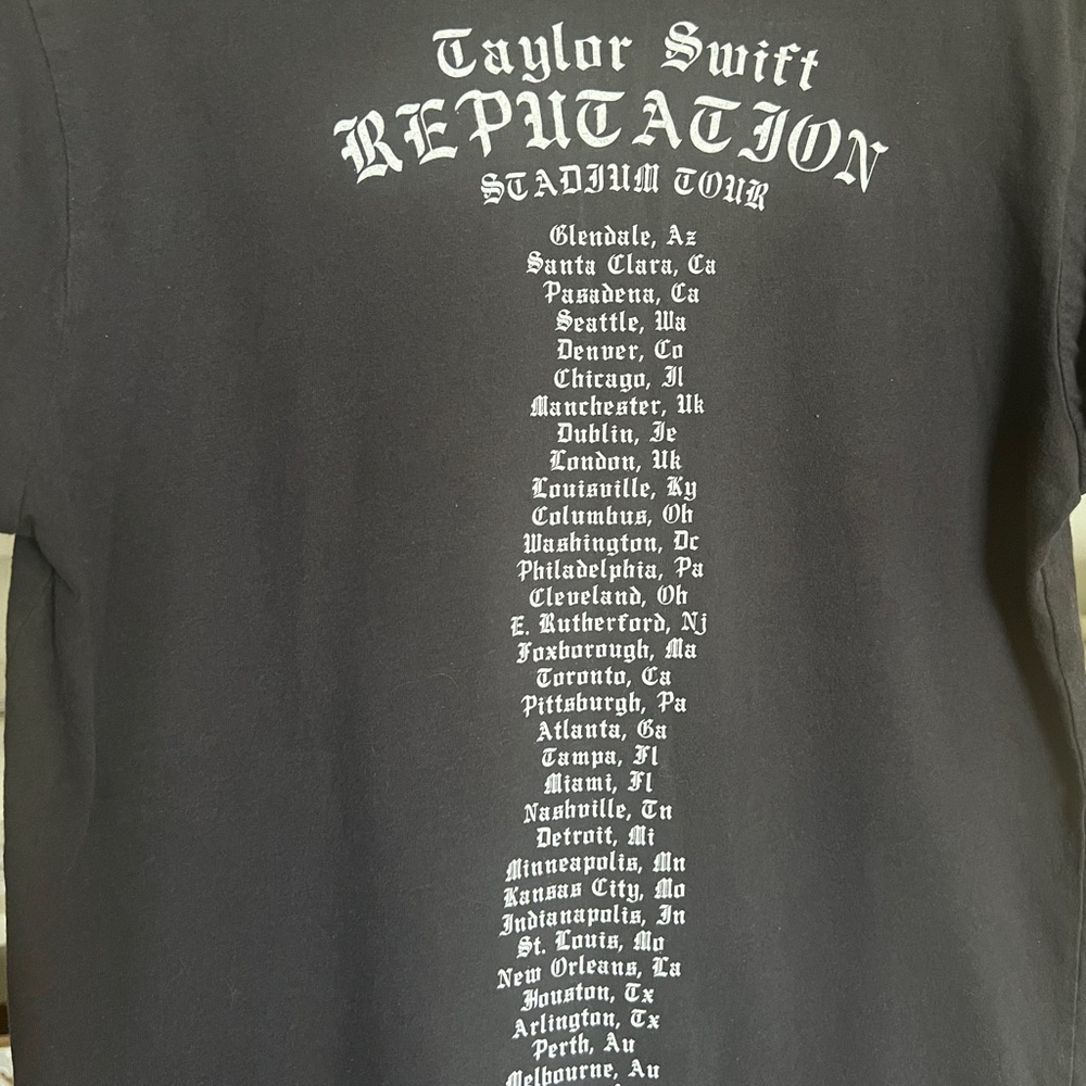 Taylor Swift 2018 Reputation Stadium Tour Tee SZ S BLK Pop Music Swiftie - Picture 4 of 8
